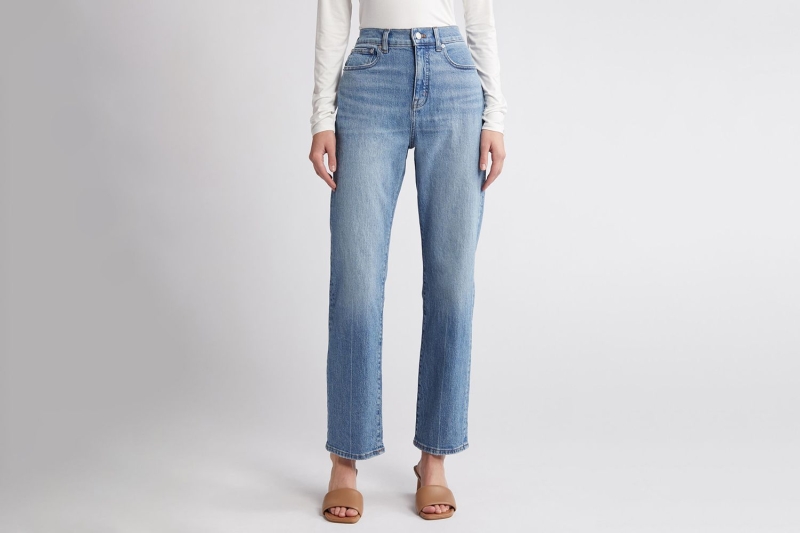 Look of the Day for March 14, 2024 features Cindy Crawford in baggy, straight-leg jeans. Shop similar denim styles for spring from Madewell, Everlane, Nordstrom, and Amazon.