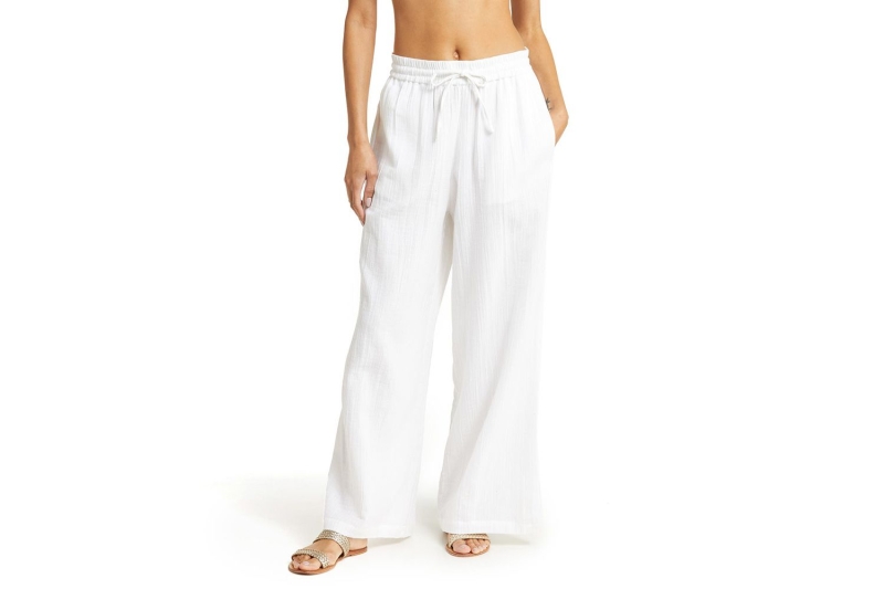 Look of the Day for March 18, 2024 features Gisele Bündchen in an all-white look that includes a breezy white linen top and matching elastic, wide-leg pants that are a must-try for summer wearing.