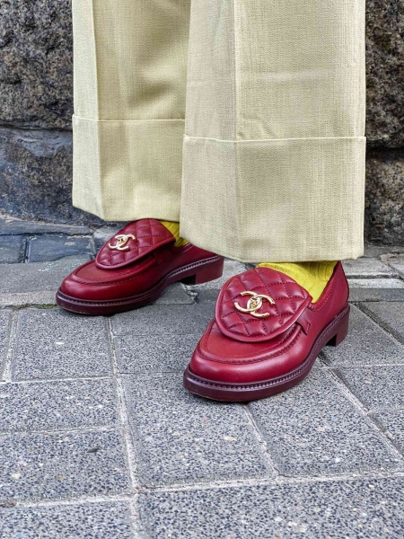The combinations and styling moments are endless when it comes to pairing socks with loafers. We’ve put together a list of our favorite loafer and sock styling combos to inspire your next outfit.