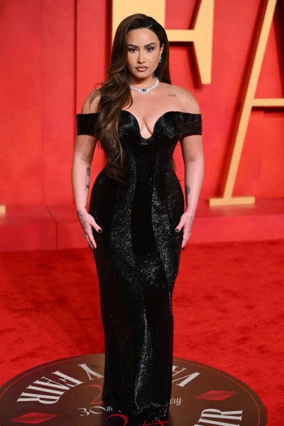 The glamour of the 2024 Oscars continued at the 'Vanity Fair' Oscar party on Sunday, March 10, when stars arrived to serve up outfit changes and even more red carpet-worthy fashion. See the best looks from Jennifer Coolidge, Kerry Washington, Kim Kardashian, Emily Ratajkowski, and more.