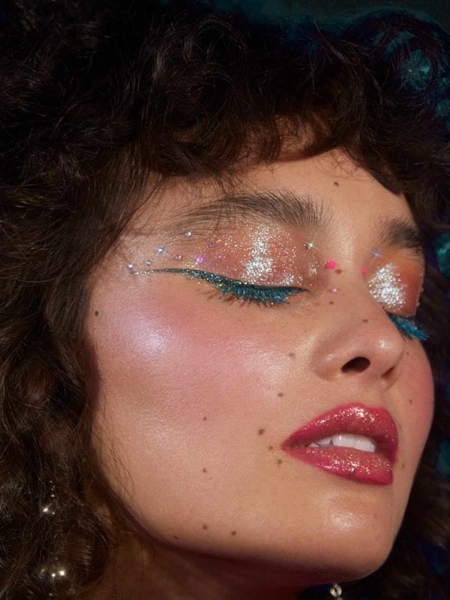 Festival makeup is known for being bold and otherworldly. Here, find over a dozen concert makeup looks that beautifully capture the aesthetic.