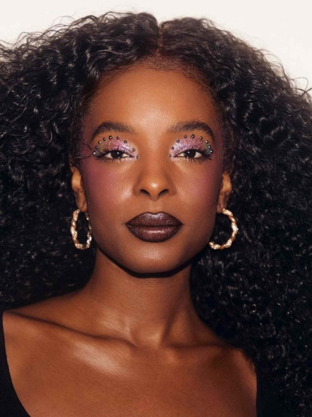 Festival makeup is known for being bold and otherworldly. Here, find over a dozen concert makeup looks that beautifully capture the aesthetic.