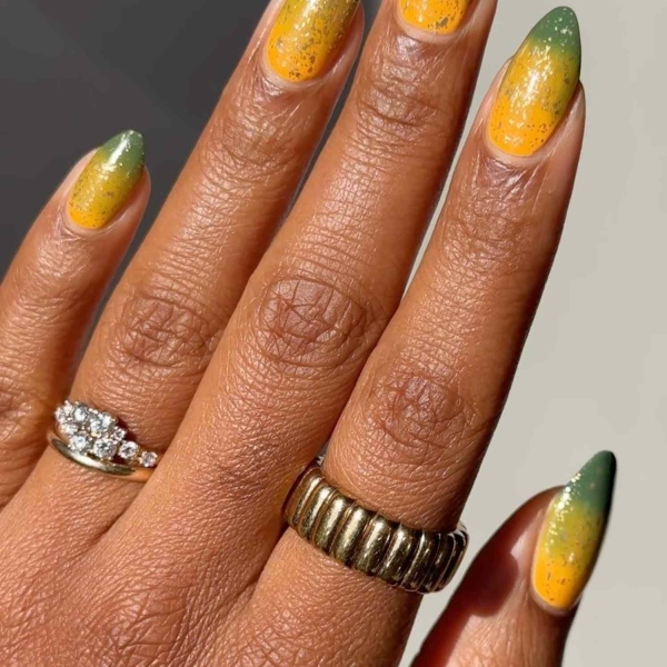 Glitter ombré nail designs are great for special occasions and everyday manicures. Here are over 25 glitter ombré nail looks to inspire your next mani.