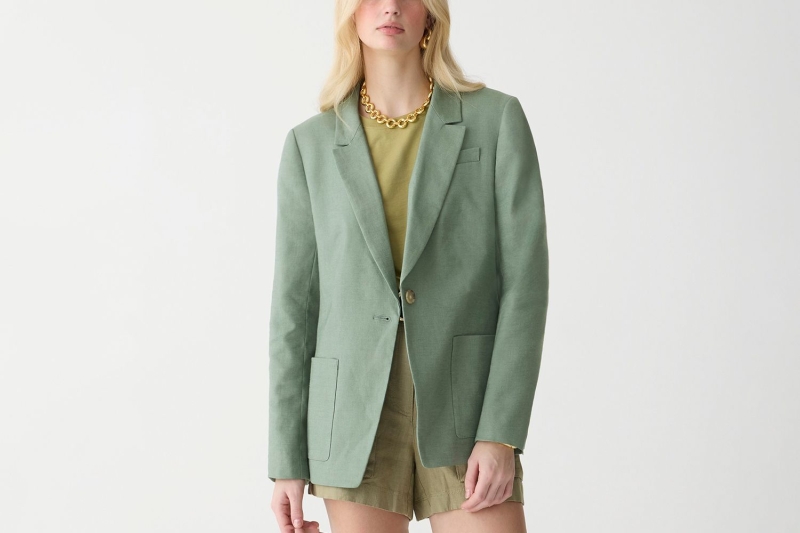 Look of the Day for April 4, 2024 features Heidi Klum in a sage-green blazer, matching turtleneck, high-waisted jeans, and heels. Shop similar pieces from Nordstrom and Amazon.