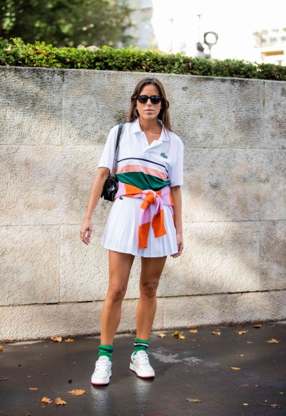 It’s time to polish up your white sneakers. From warm weather dresses to stylish separates, all the white sneaker outfit inspiration you need is right here.
